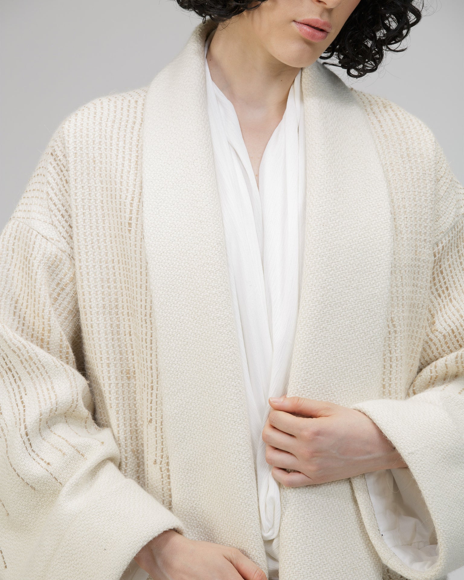 ARTISANAL SHORT KIMONO COAT IN ALPACA AND BANANA FIBER