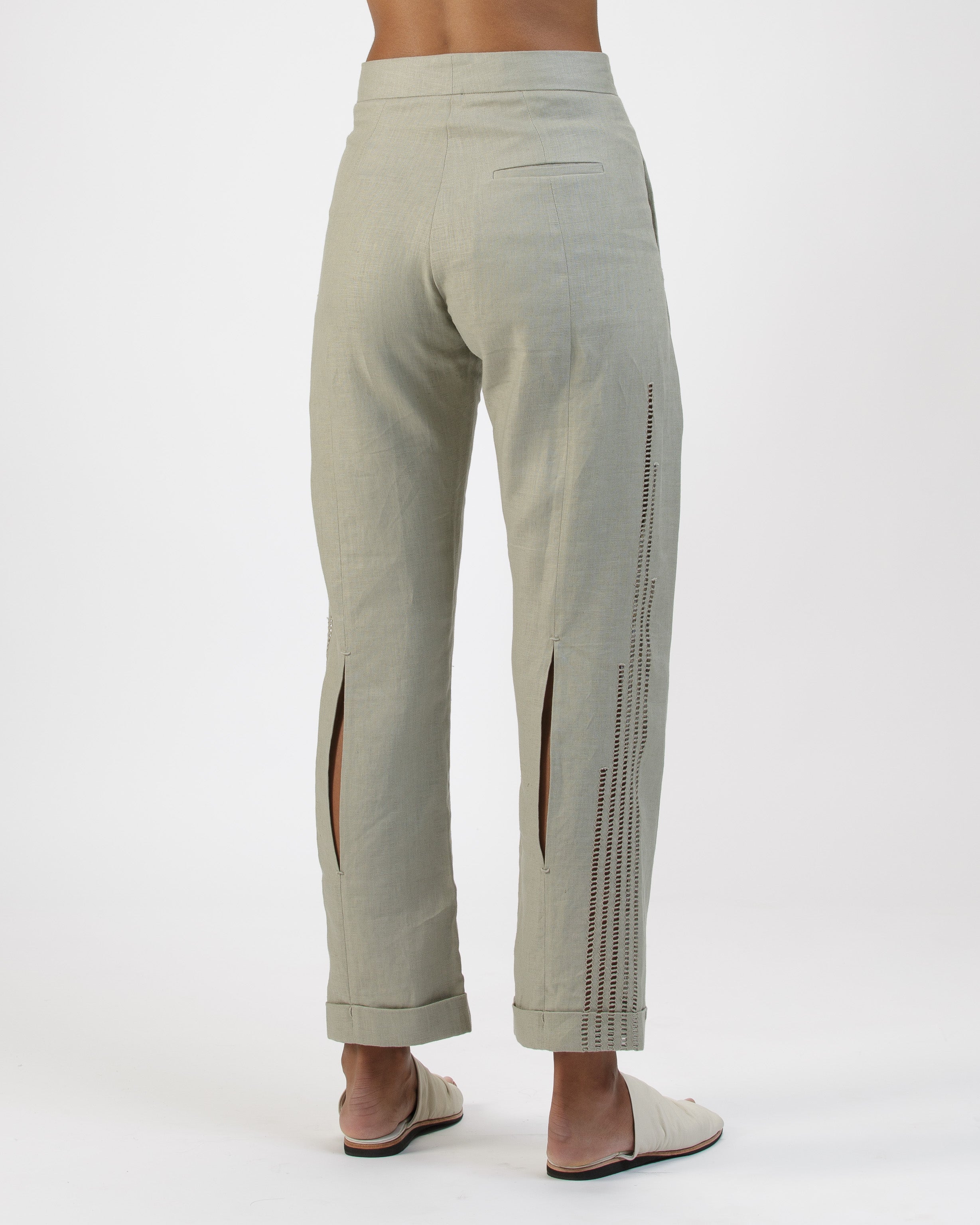 ALOE CALADA SLIM PLEANTED PANTS