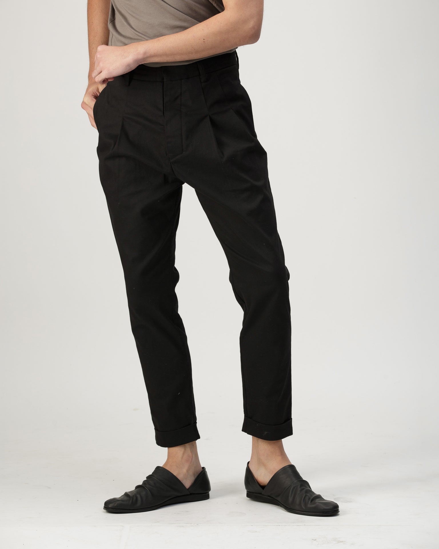 PLEATED COTTON TWILL PANTS
