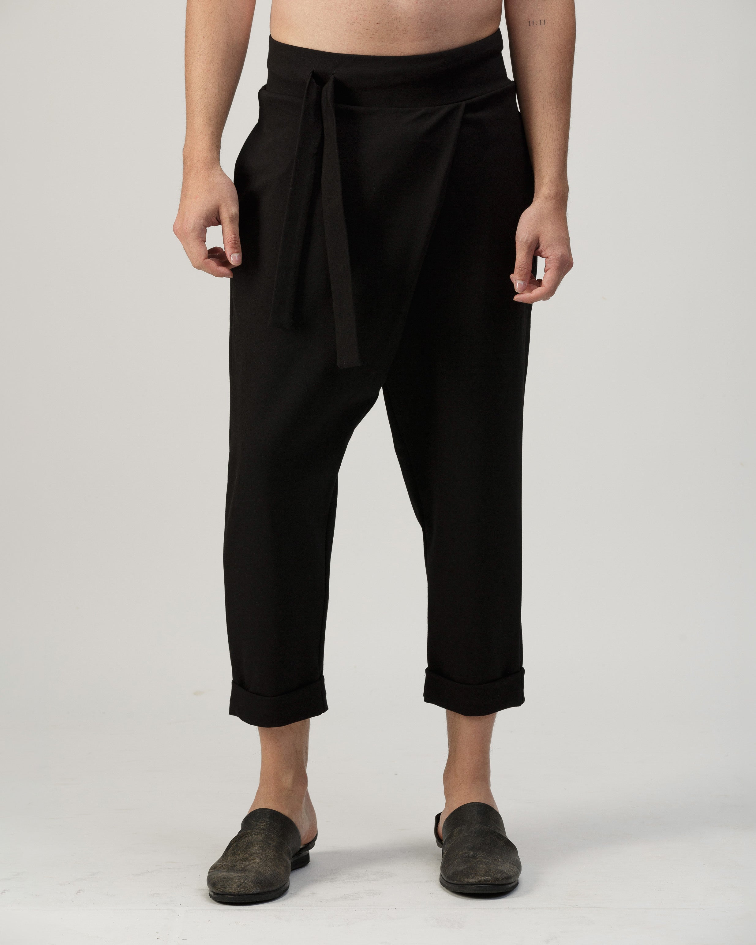 BLACK RELAXED FIT CROSSED PANTS