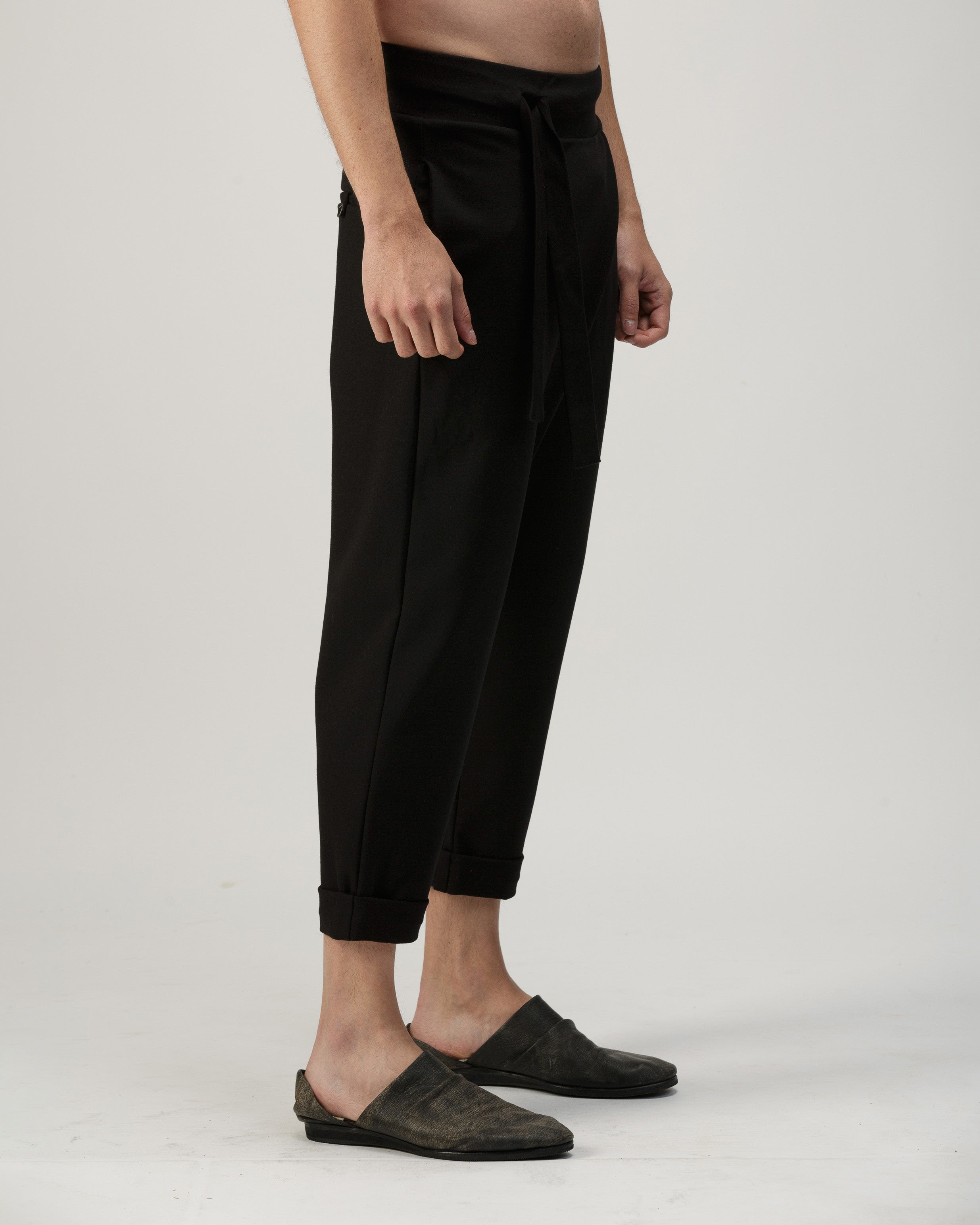 BLACK RELAXED FIT CROSSED PANTS