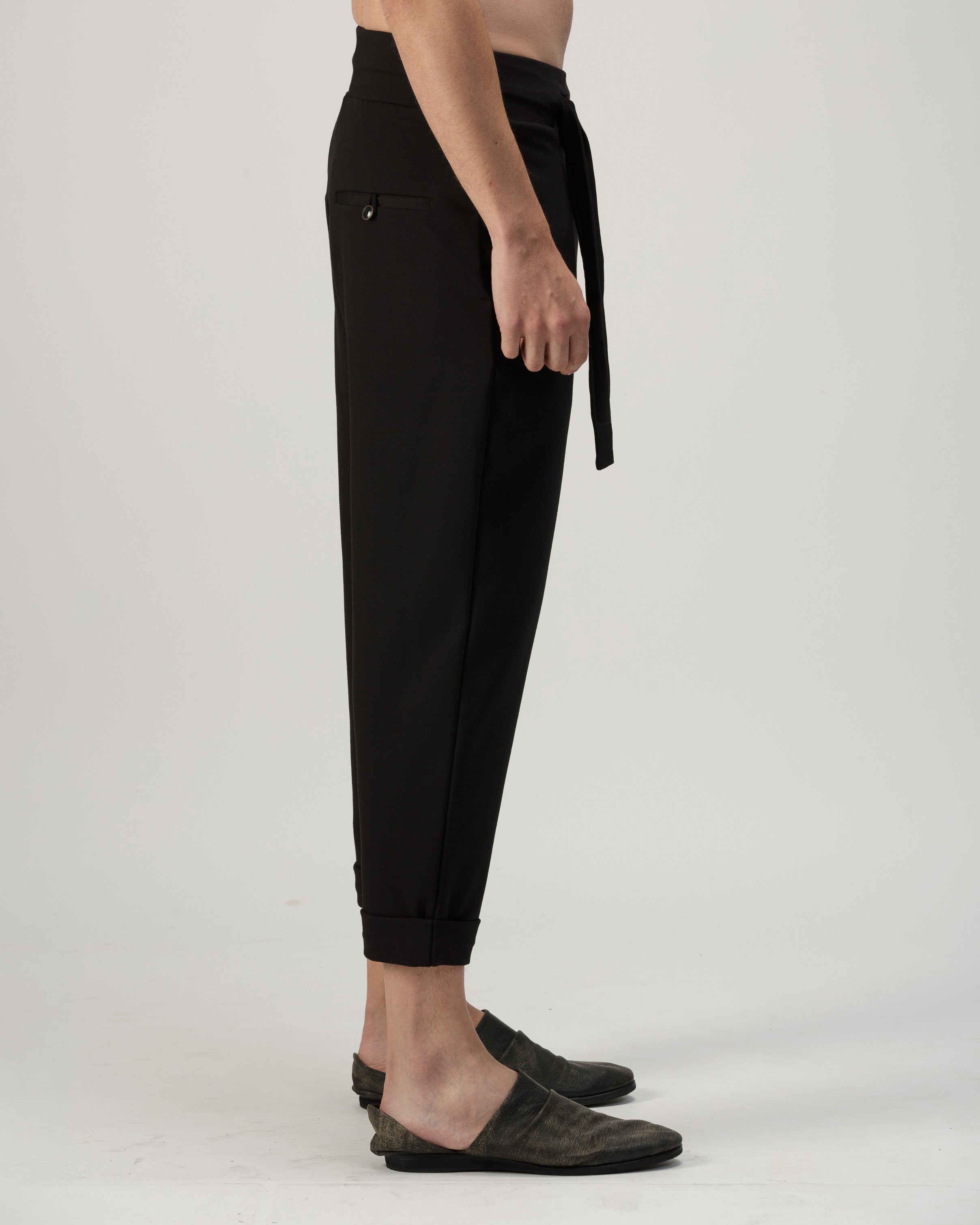 BLACK RELAXED FIT CROSSED PANTS