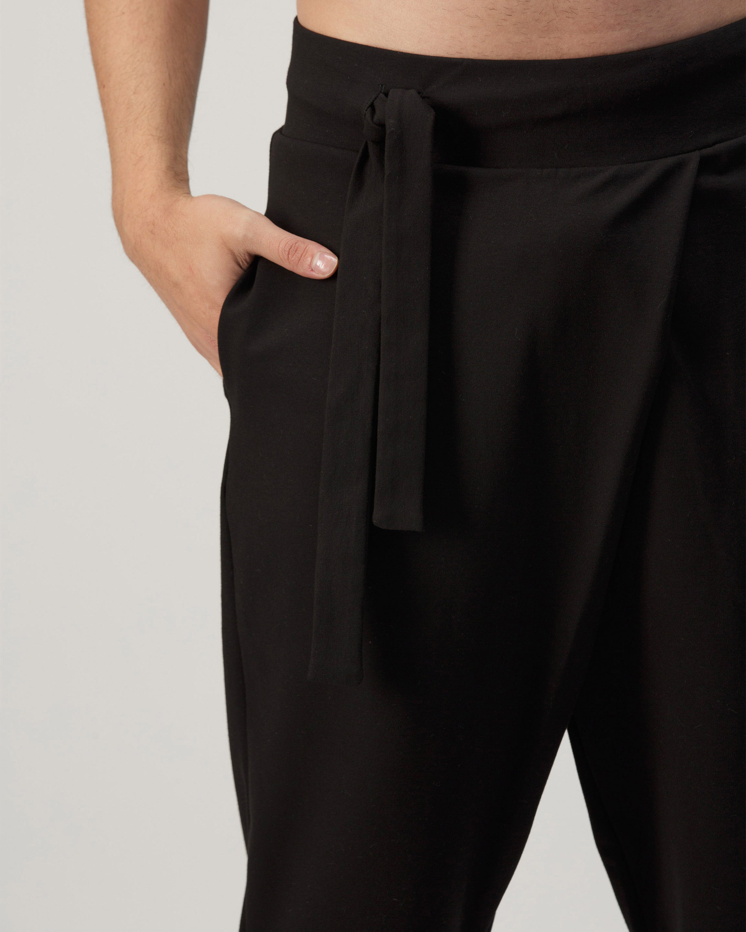 BLACK RELAXED FIT CROSSED PANTS